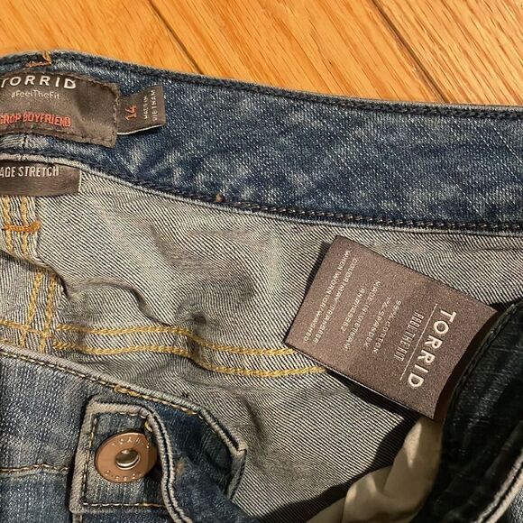 Torrid Vintage Stretch Crop Boyfriend Jeans 🌻 - Picture 7 of 8